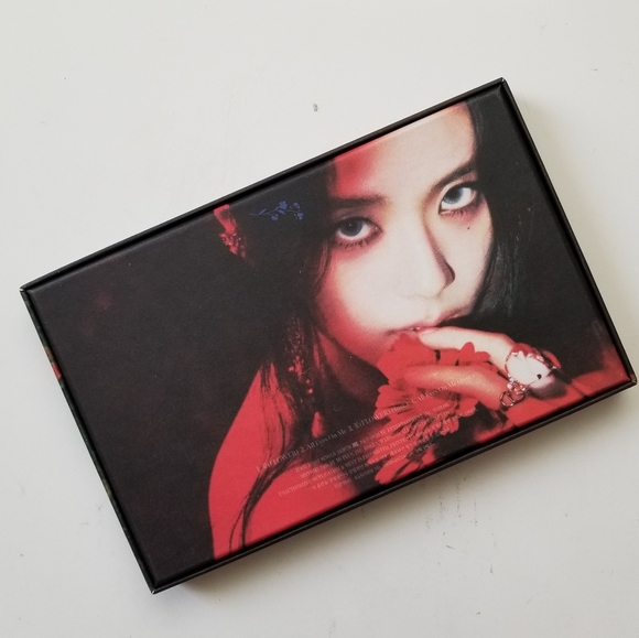 Jisoo's 1st Single Album, "ME" (Black Photobook vers) - Picture 3 of 16